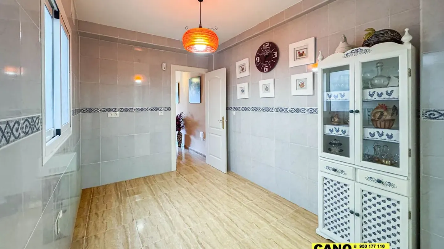 Spacious 2-Bedroom Apartment in the Heart of Almería, Spain - Image 1
