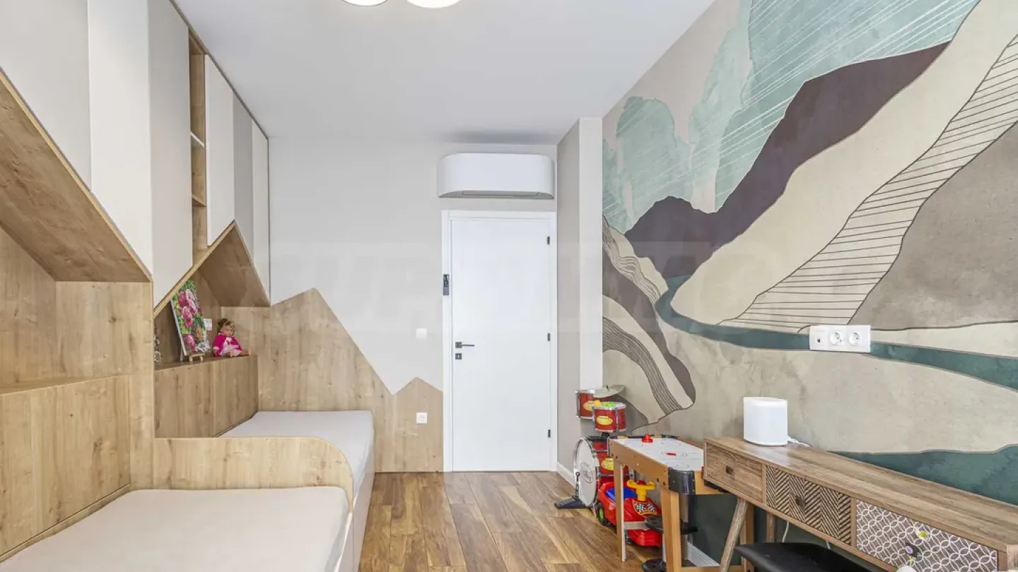 Spacious apartment with mountain views and three bedrooms. - Image 3