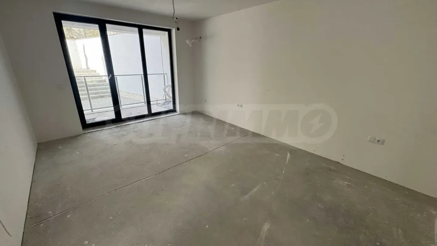 Spacious 3-Bedroom Apartment in Varna Complex - Image 4
