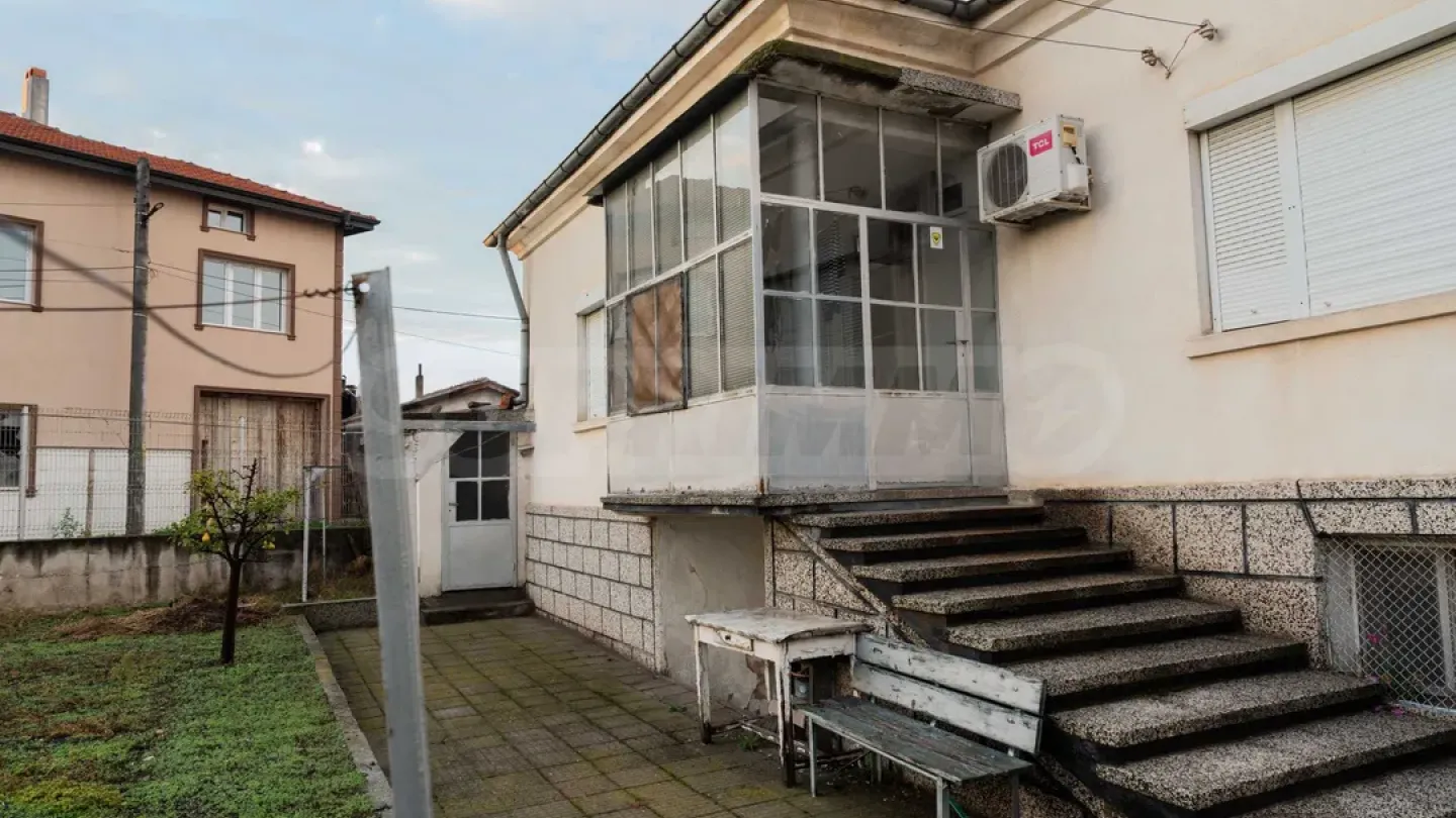 Spacious House with Extra Level & Garden in Bulgaria - Image 5