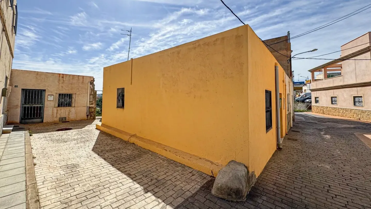 Spacious 3-Bedroom House with Land in Huércal de Almería Spain - Image 4