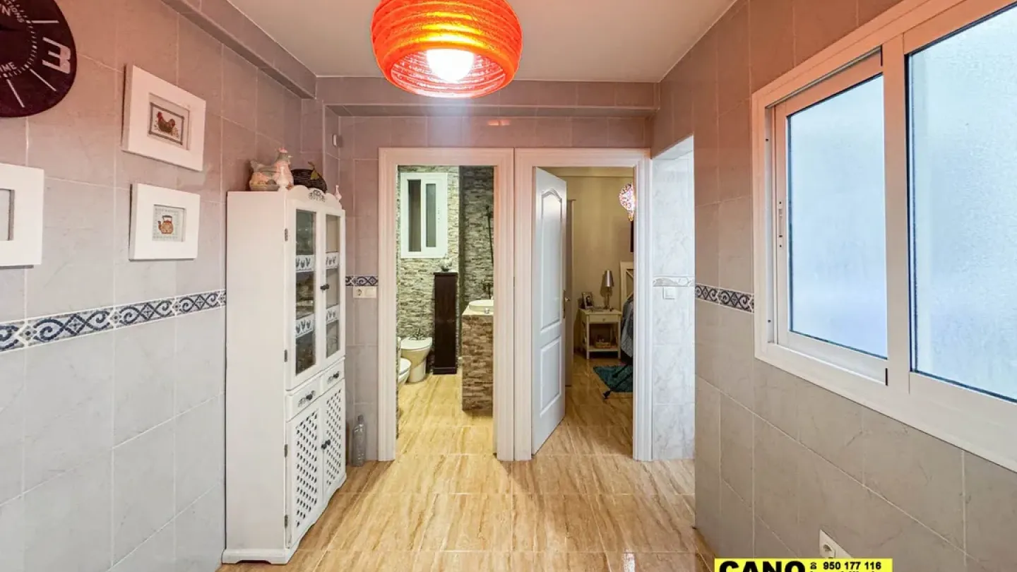 Spacious 2-Bedroom Apartment in the Heart of Almería, Spain - Image 4