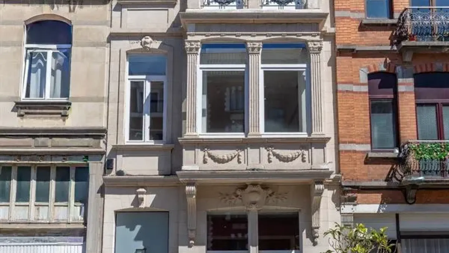 Stunning Maison de Maître with Five Bedrooms and Versatile Layout - Image 2