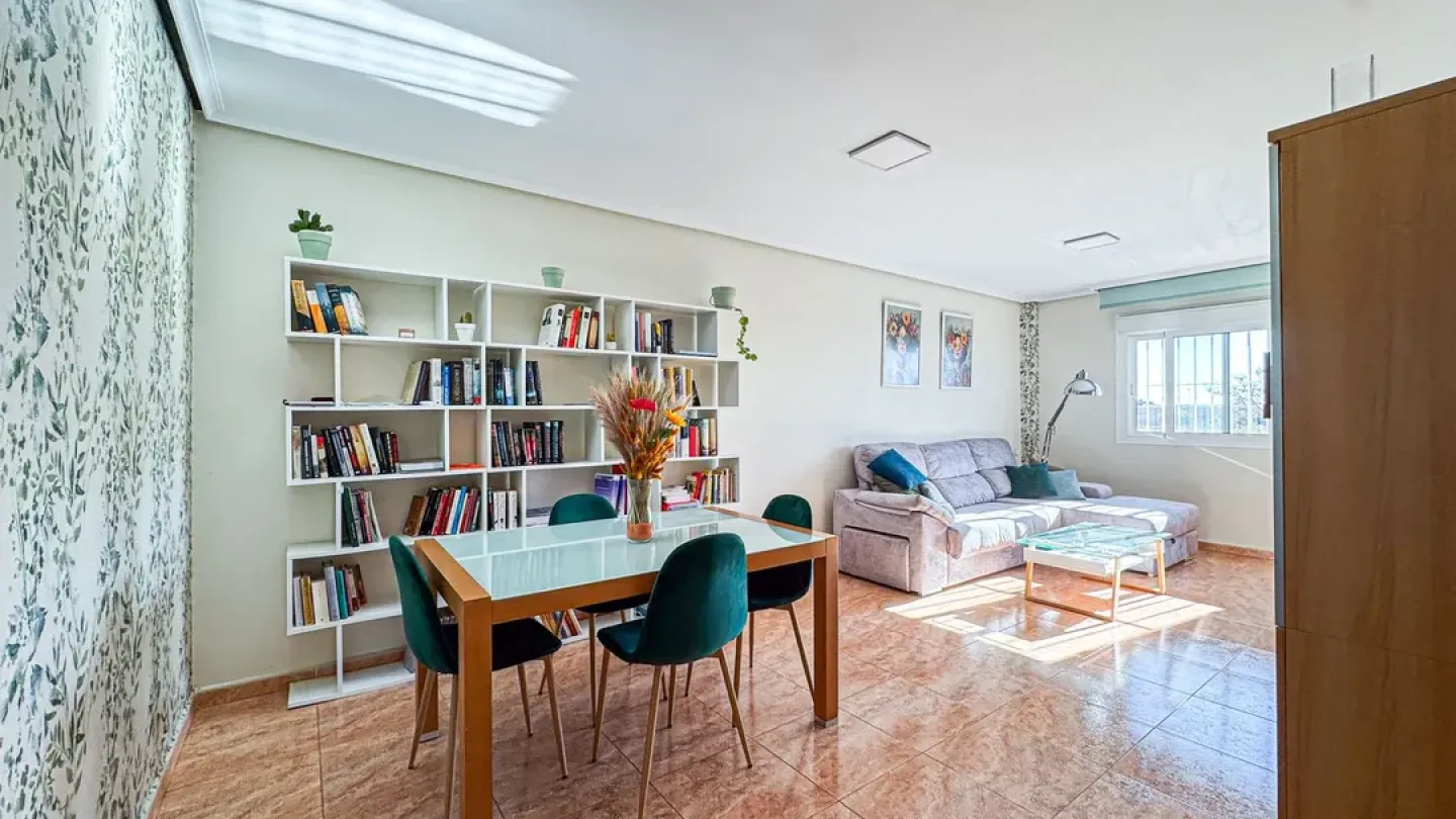 Spacious 3-Bedroom Apartment in Almería with Terrace & Garage - Image 2
