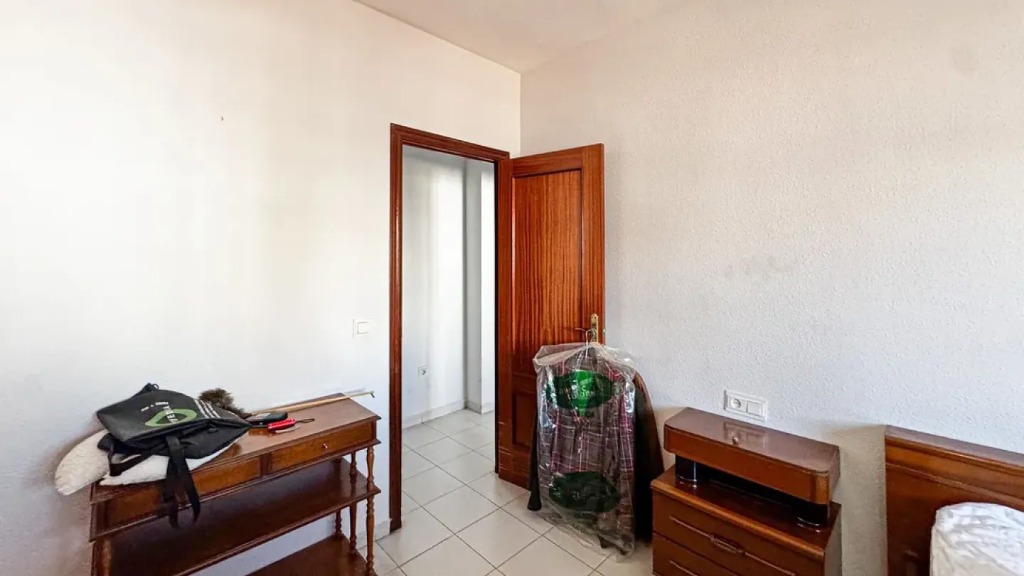 Spacious 4-Bedroom Apartment with Terrace - Los Molinos, Almería - Image 5