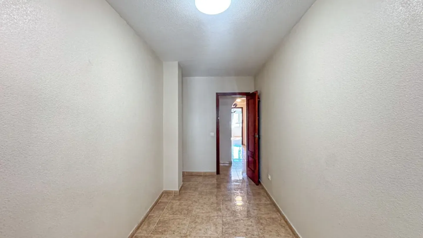 Spacious 3-Bedroom Apartment in Almería Capital with South-East Exposure - Image 3