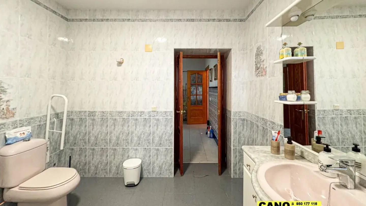 Spacious 4-Bedroom House in Viator with Porch and Garden for Sale - Image 1