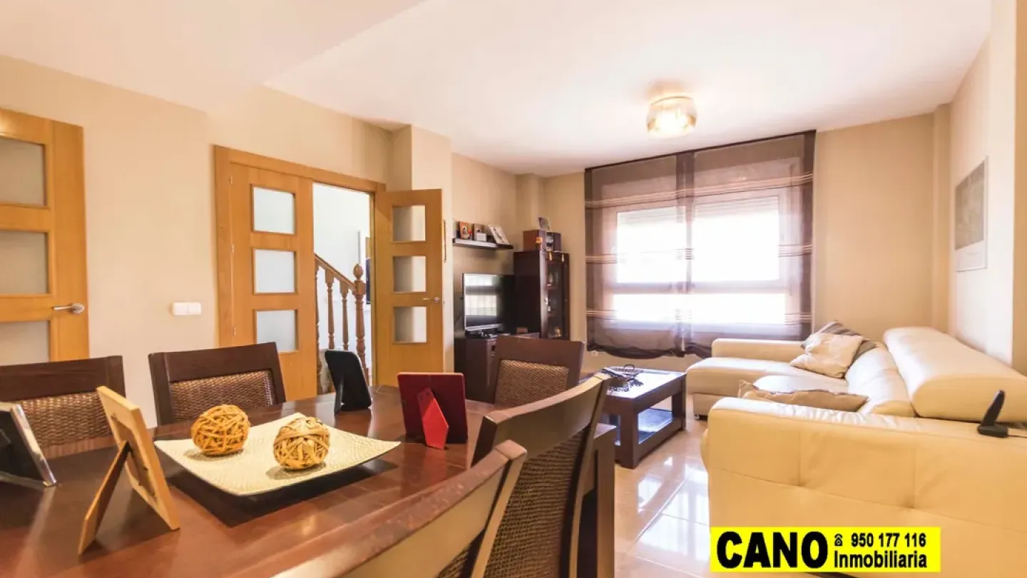 Spacious Triplex in Villablanca, Almería - 5 Bedrooms, 3 Bathrooms - Image 5
