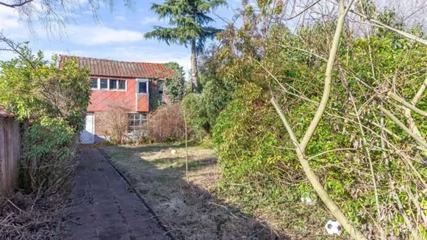 Spacious Royal Uccle Home: Renovation Opportunity with High Potential - Image 5