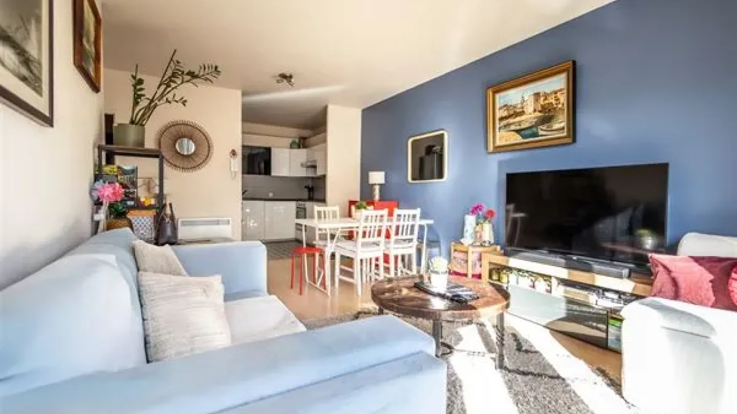Bright 1-Bedroom Apartment with Terrace in Anderlecht, Westland Area - Image 3