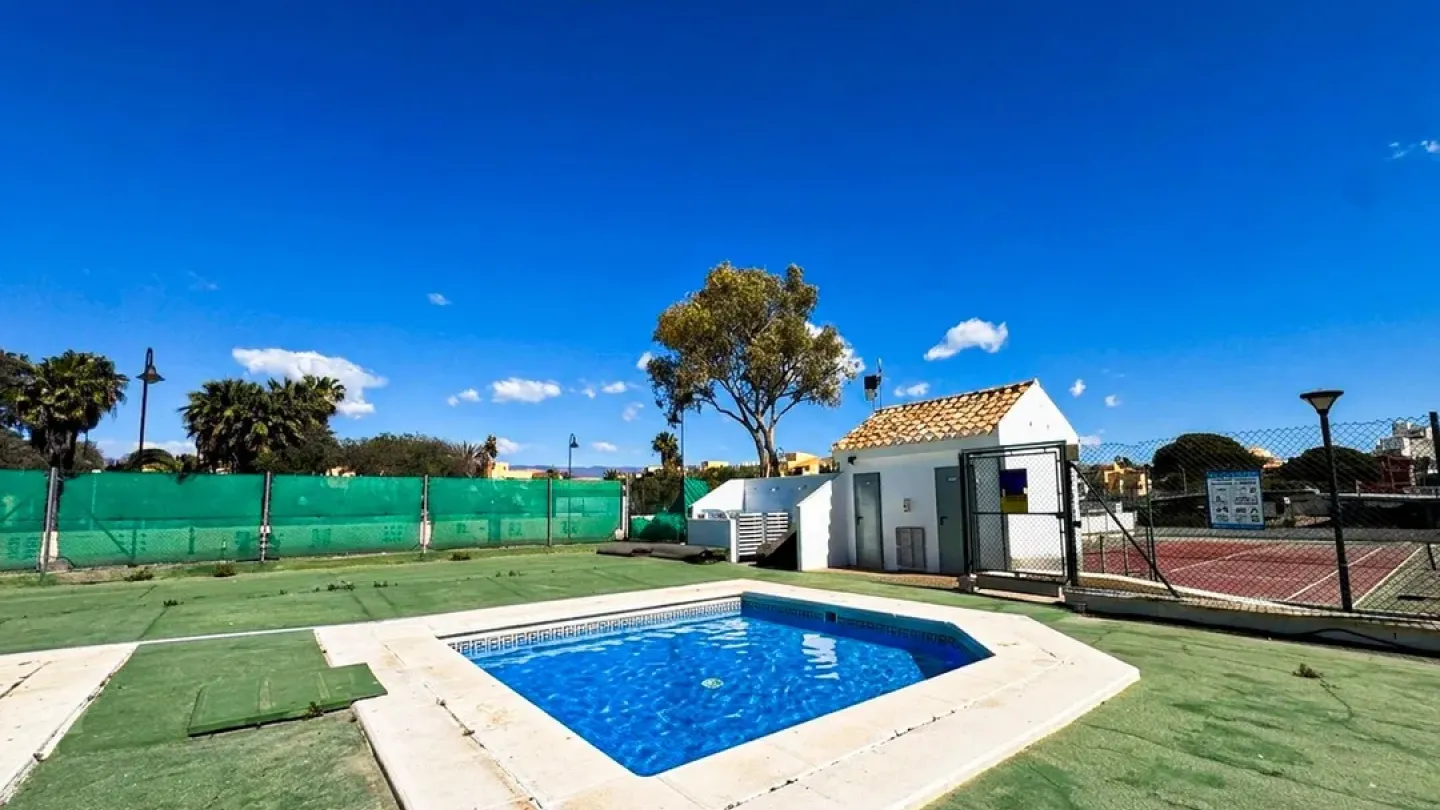 Spacious 3-Bedroom Apartment Near Beach in Roquetas de Mar - Image 4