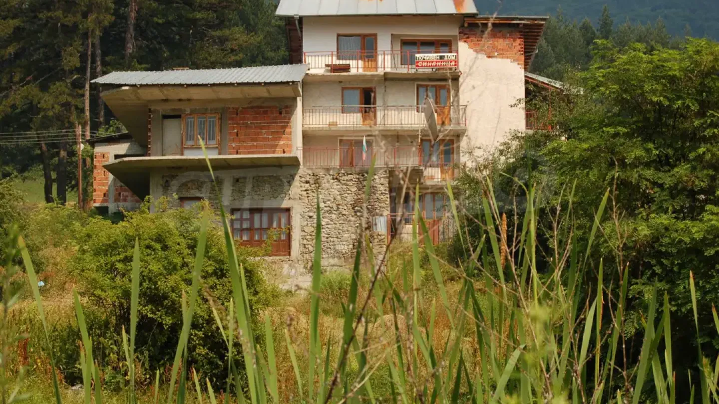 Spacious Villa with Mineral Springs and Building Potential in Pirin Mountain - Image 5