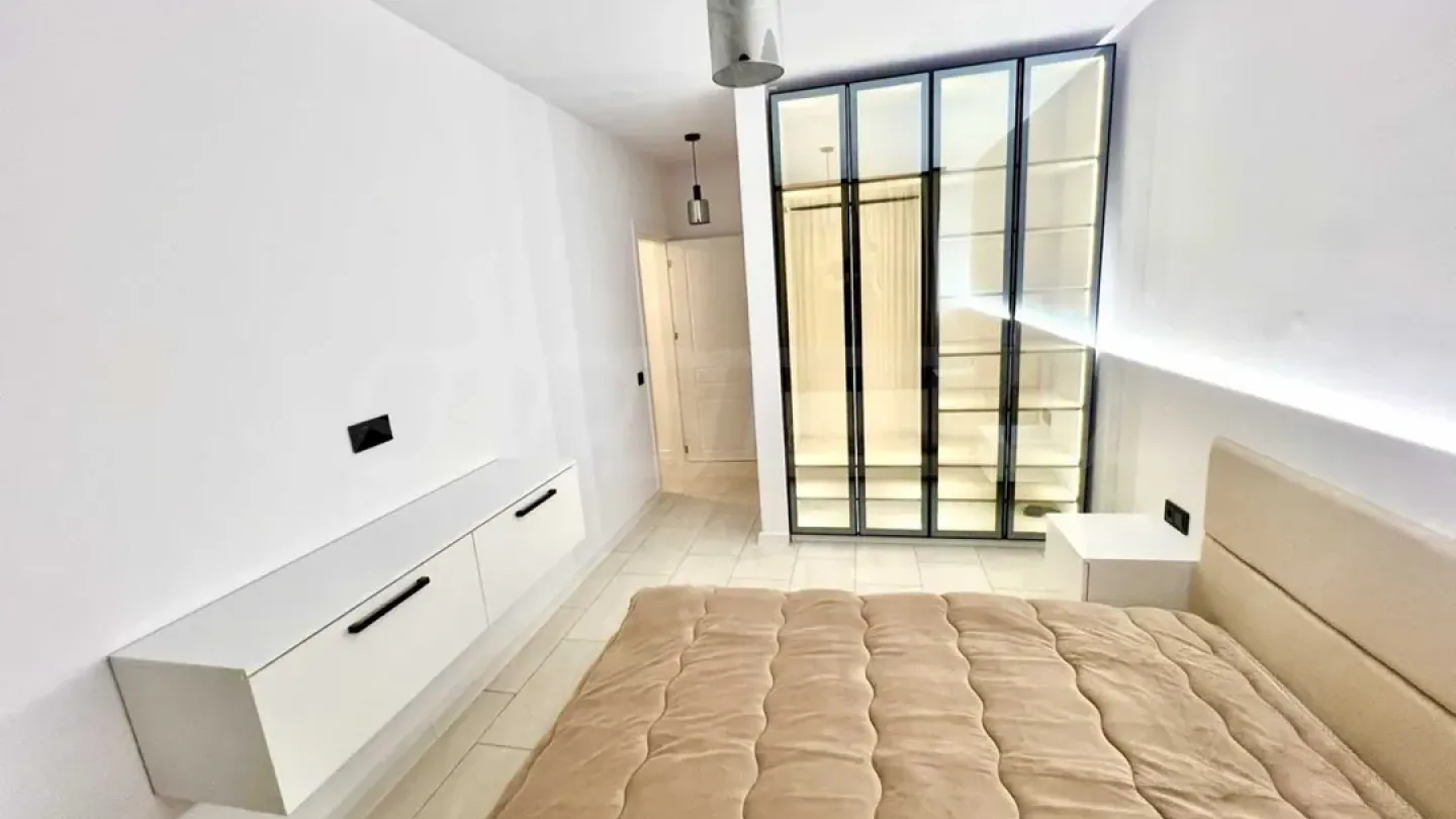 Elegant Three-Bedroom Apartment with Stunning Garden Terrace - Image 4