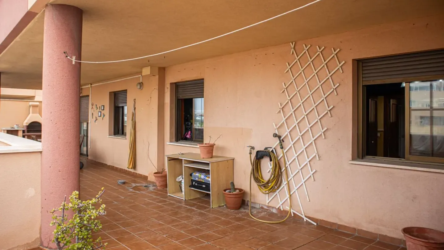 Spacious 4-Bedroom Apartment with Terrace in Las Salinas, Roquetas de Mar - Image 4