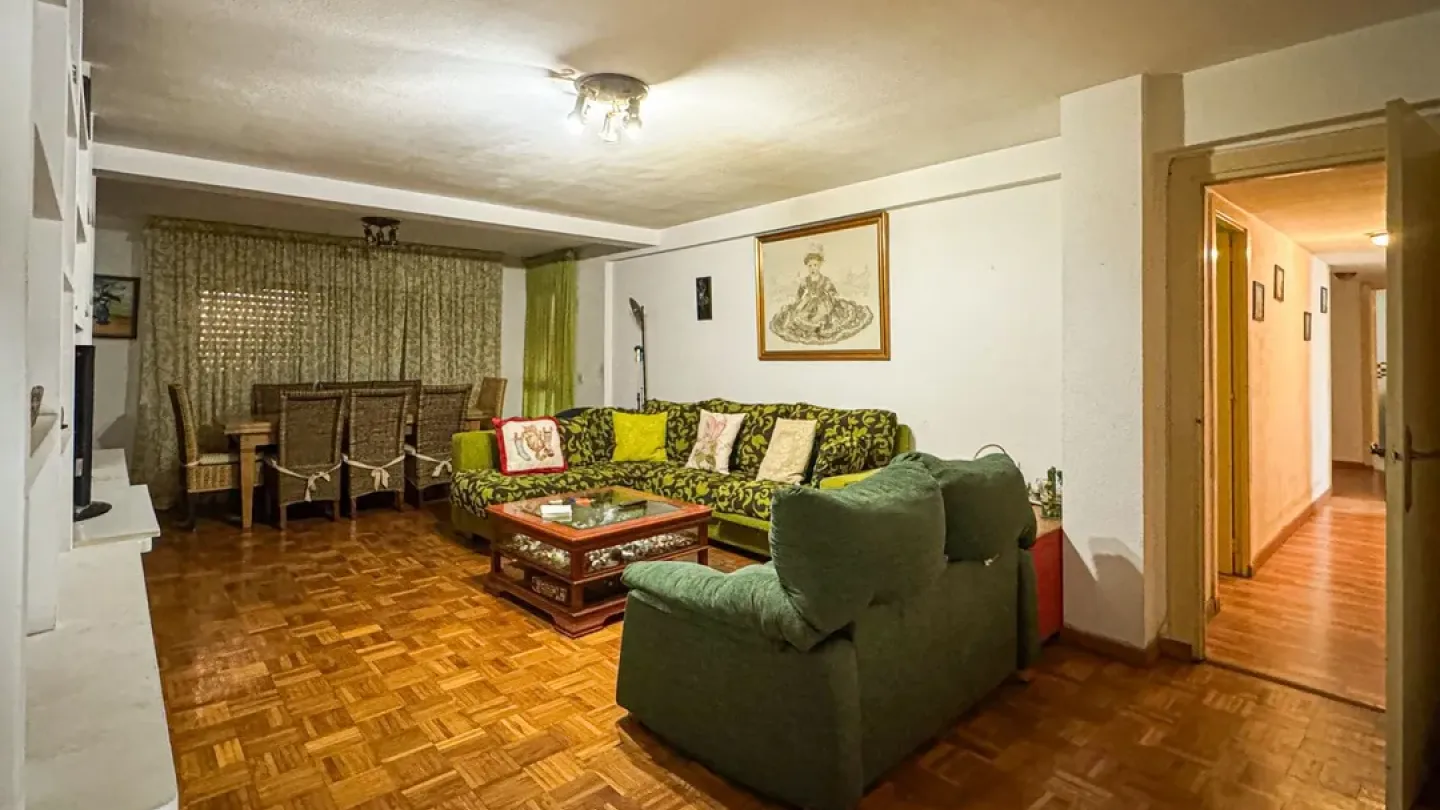 Spacious 4-Bedroom Apartment with Garage in Almería, Spain - Image 5