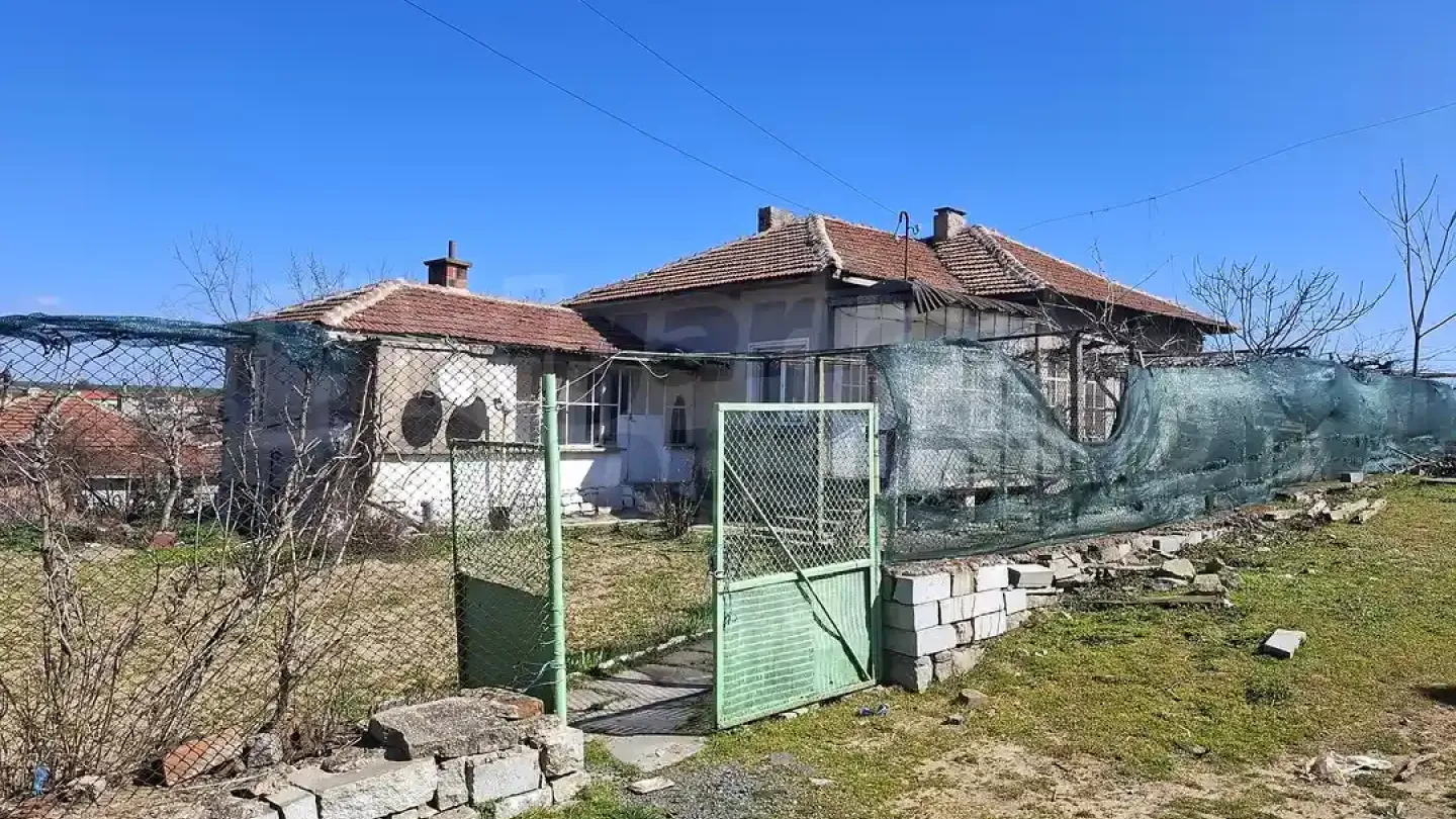 Spacious House with Garden, Well &amp; Building Near Elhovo - Image 5