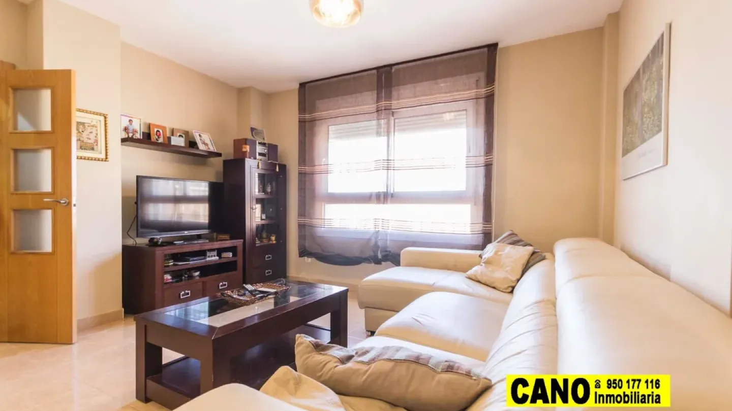 Spacious Triplex in Villablanca, Almería - 5 Bedrooms, 3 Bathrooms - Image 2