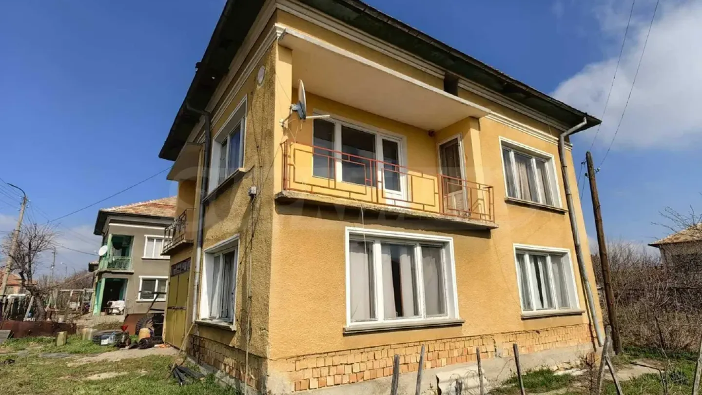 Spacious Two-Story House with Garage in Kula, Bulgaria - Image 1