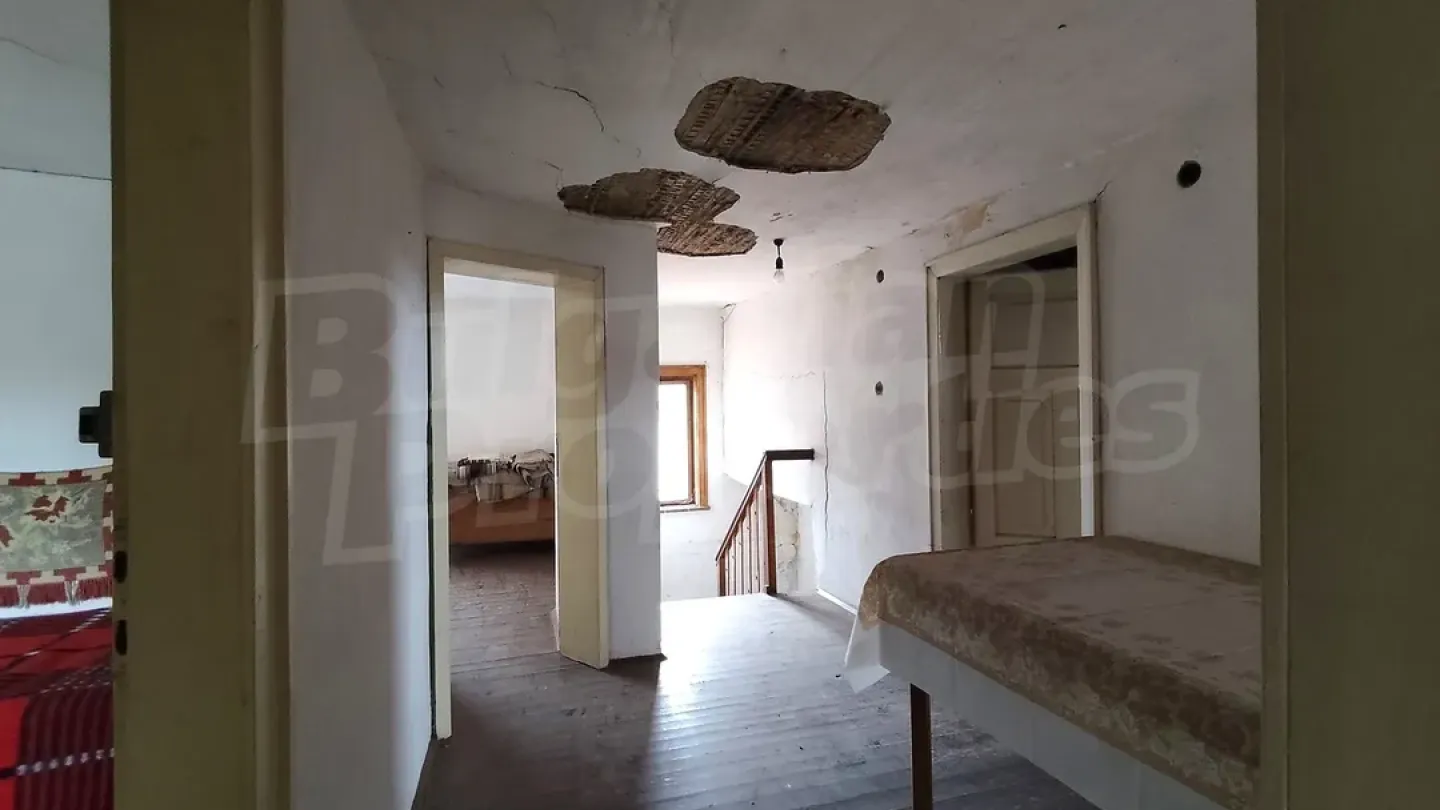 Oreshak Village: Spacious House with Garden – Investment Opportunity - Image 1