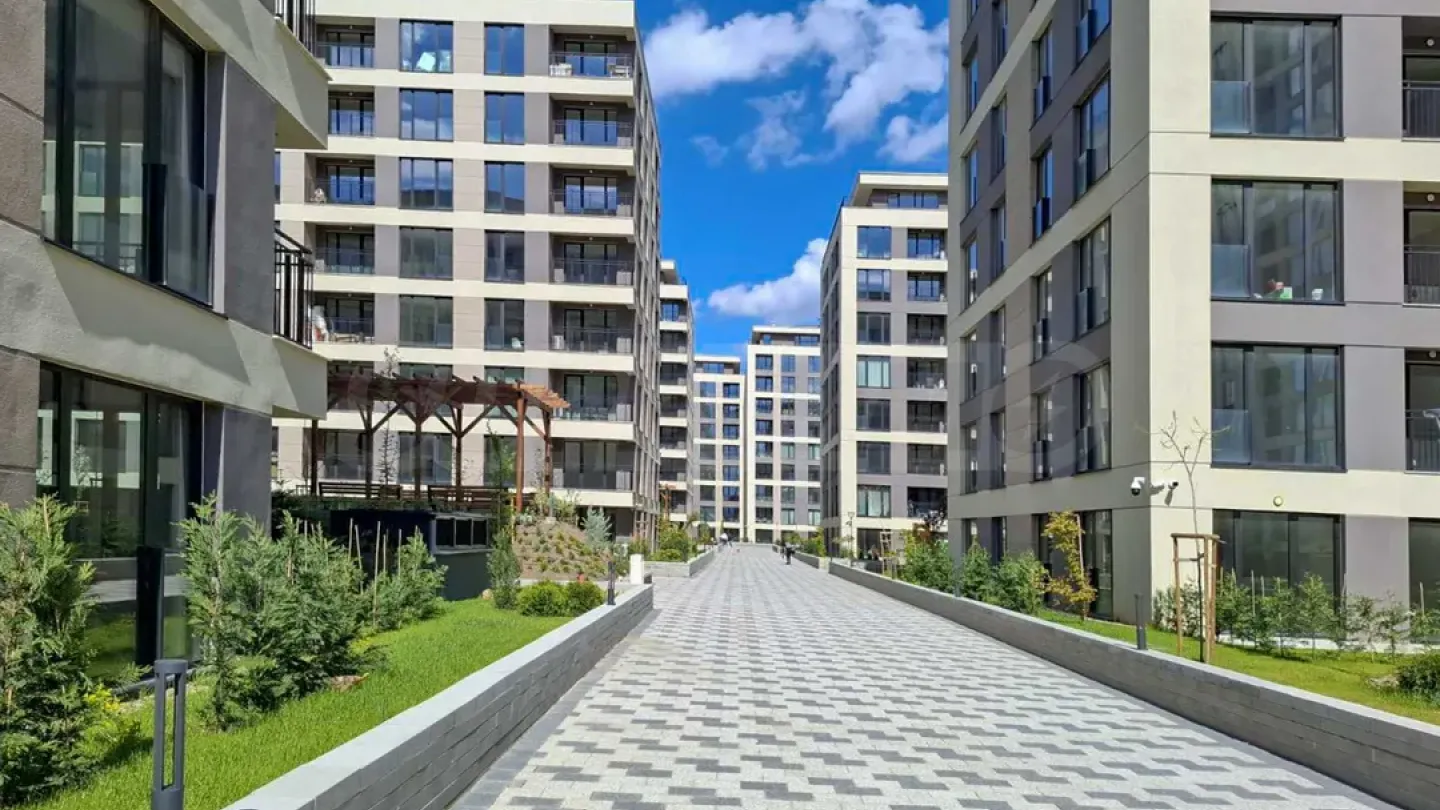Spacious 3-Bedroom Apartment in Plovdiv, Bulgaria - Image 1
