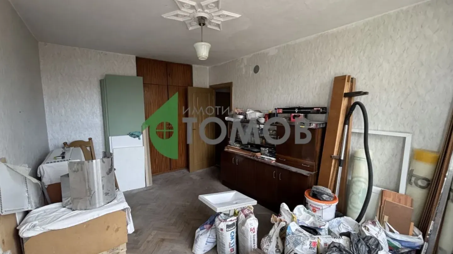 Spacious 3-Bedroom Apartment with Box in Stara Zagora - Image 4
