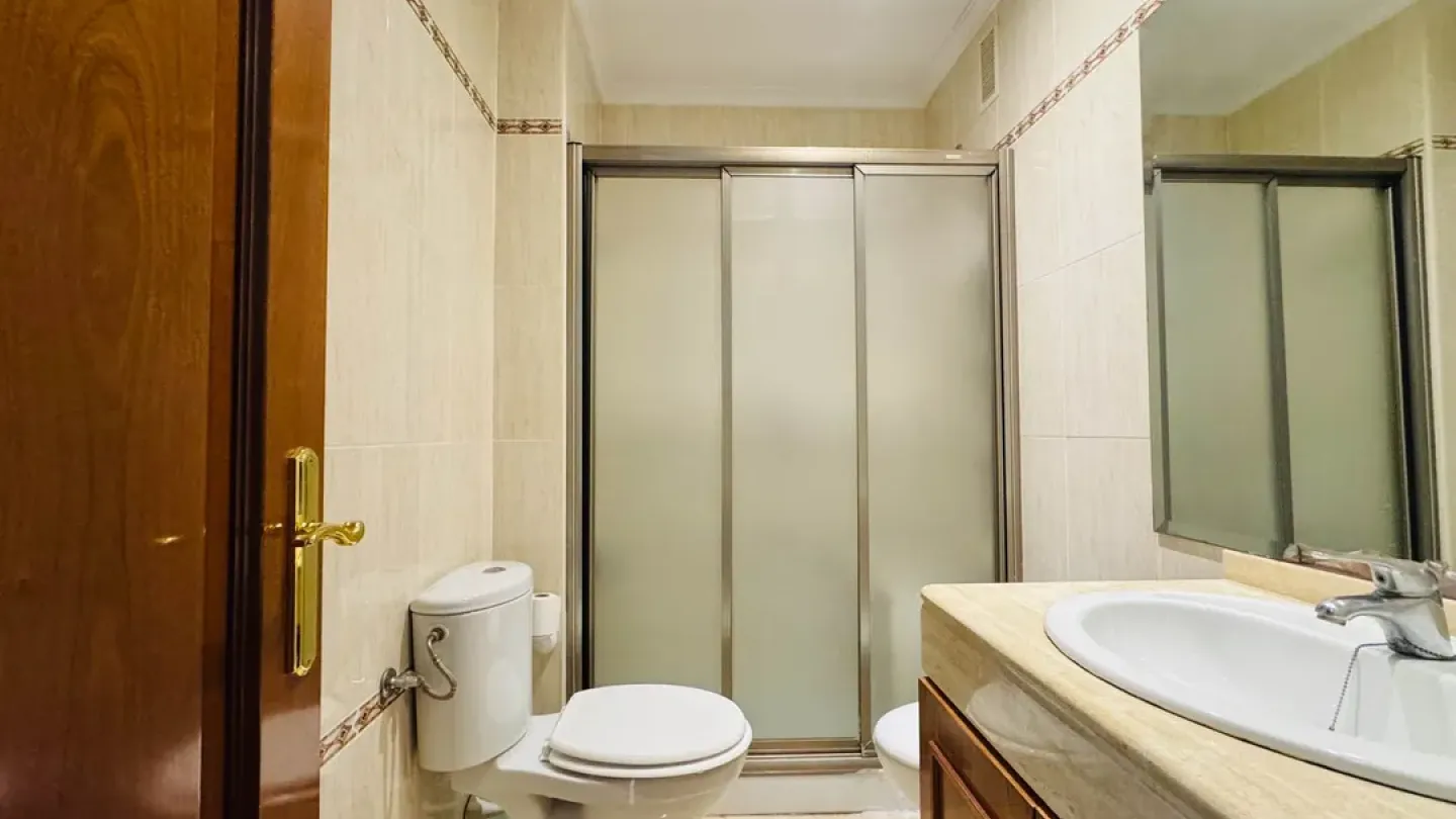 Spacious 4-Bedroom Apartment with Terrace in Almería, Spain - Image 5