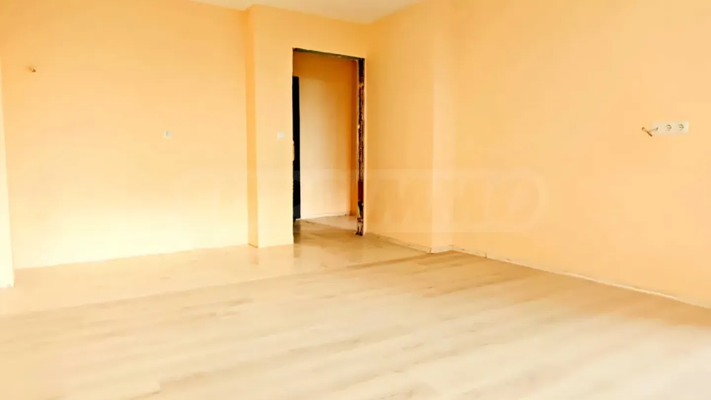 Bright apartment in Varna's Vl. Varnenchik district. - Image 3