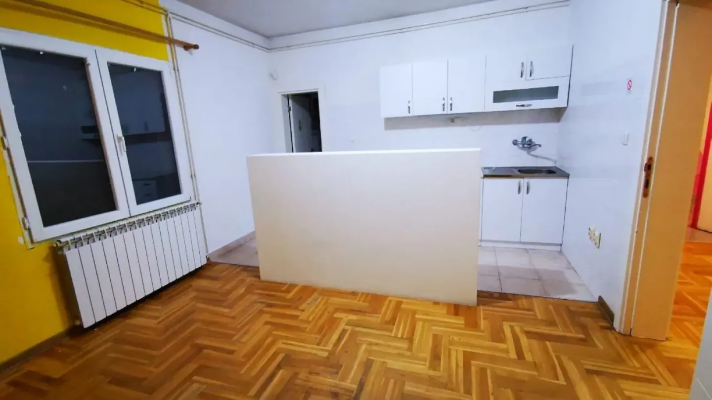 Spacious 10-Bedroom House in Belgrade, Near Medaković Church - Image 2