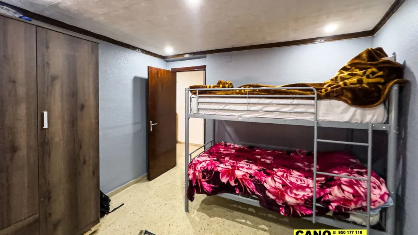 Spacious 4-Bedroom Apartment in Sunny Roquetas de Mar, Spain - Image 3