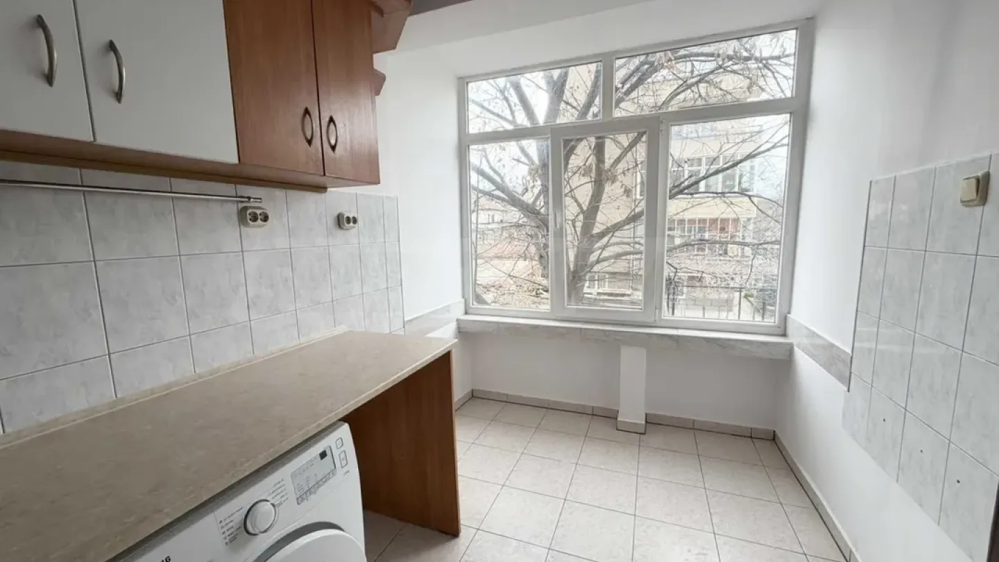 Spacious 3-Bedroom Apartment in Plovdiv's Kurchuk Paris - Image 1