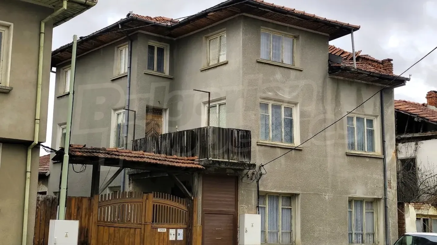 Oreshak Village: Spacious House with Garden – Investment Opportunity - Image 3
