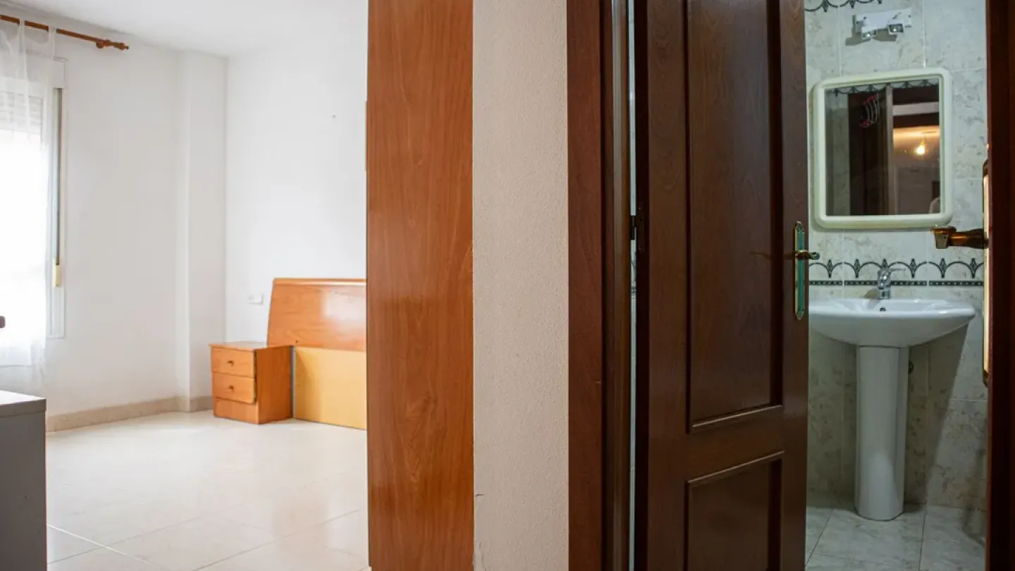 Spacious 3-Bedroom Apartment with Garden in Roquetas de Mar - Image 3
