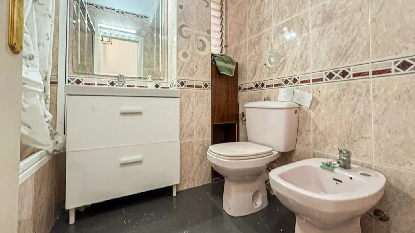 Spacious 2-Bedroom Apartment with Terrace in Almería City - Image 5