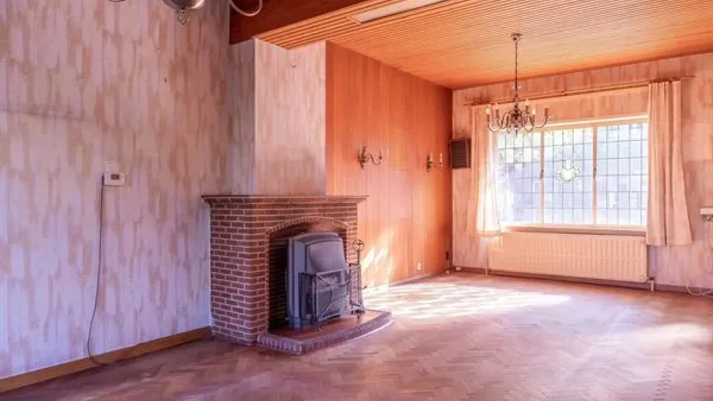 Renovate this Charming 3-Bedroom House with West Garden in Ukkel - Image 1