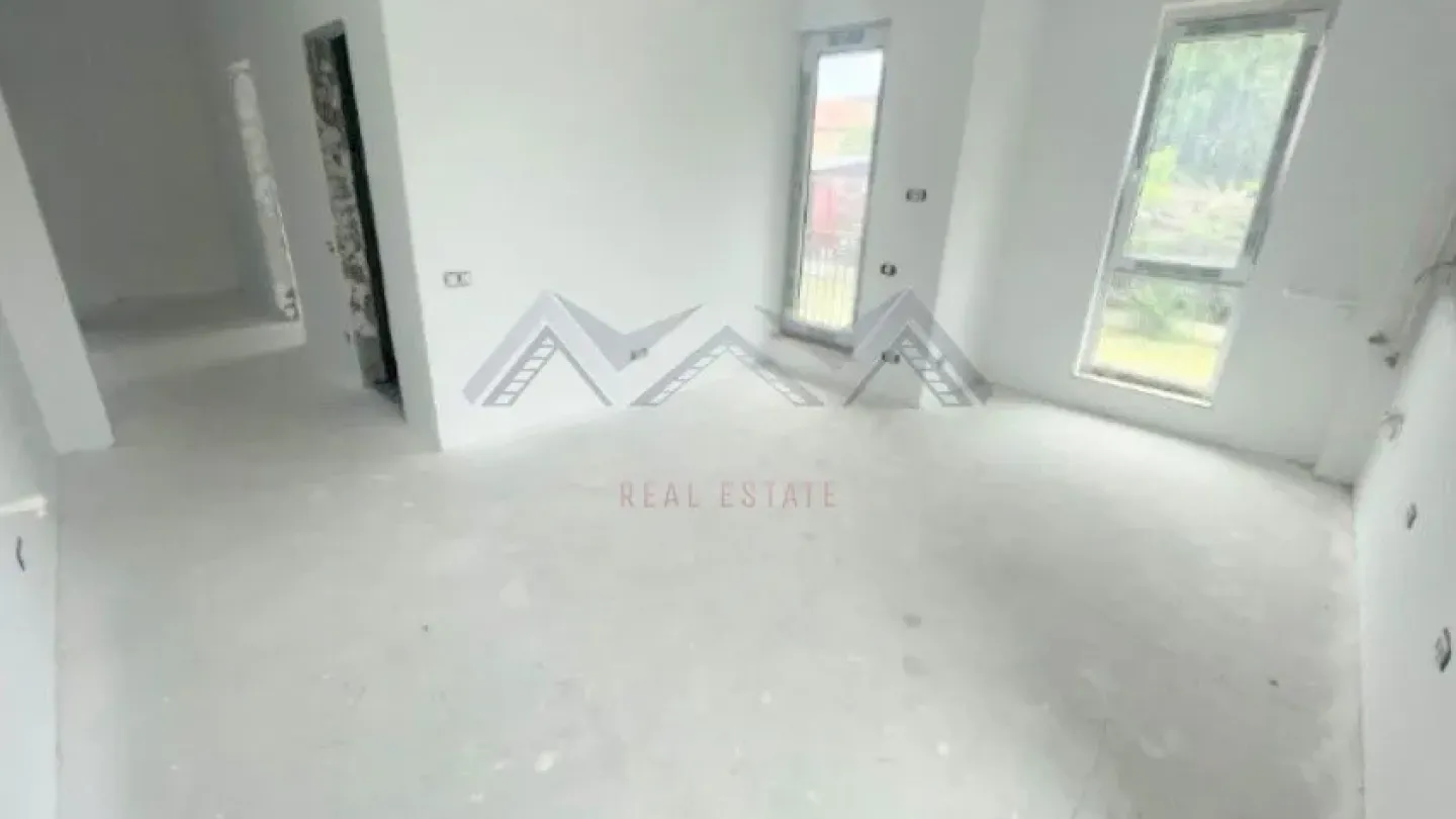 Spacious 2-Bedroom Apartment with Private Courtyard in Otopeni - Image 3
