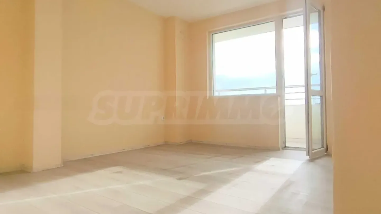 Bright apartment in Varna's Vl. Varnenchik district. - Image 5
