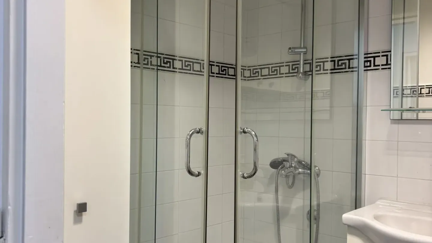 Spacious 3 Bedroom Apartment for Sale – Belgrade’s Karađorjev Square - Image 5