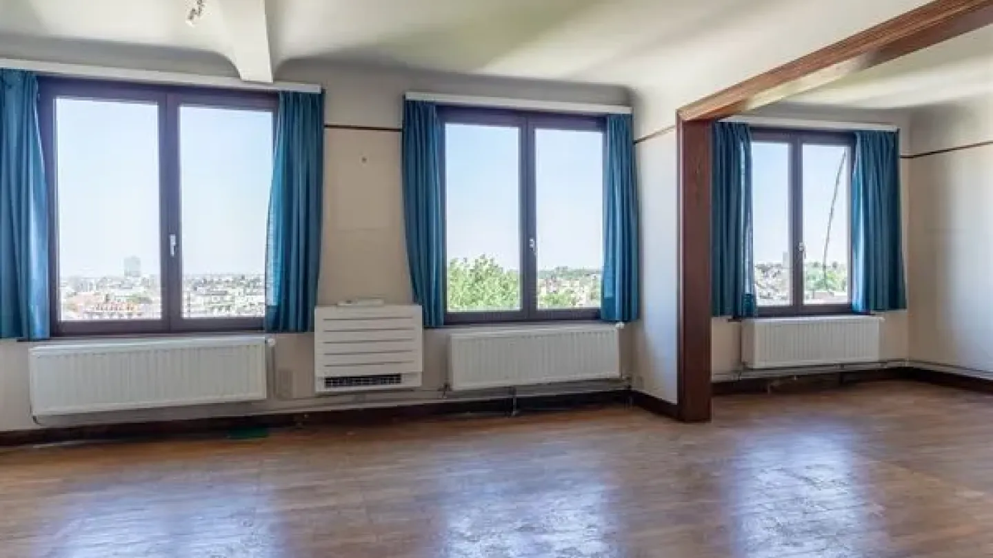 Top Floor Apartment with Stunning Views in Forest – 3 Bedrooms - Image 4