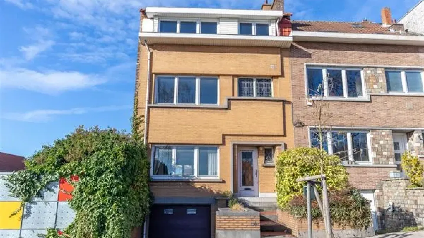 Spacious Royal Uccle Home: Renovation Opportunity with High Potential - Image 2
