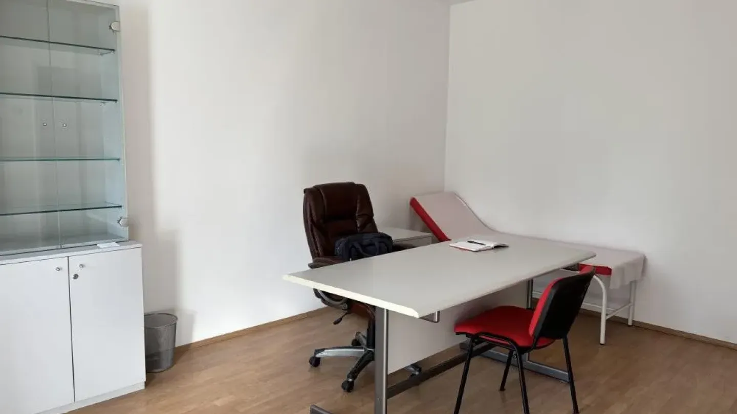 Spacious 3-Bedroom Apartment for Rent on Belgrade's Karađorjev Square - Image 2