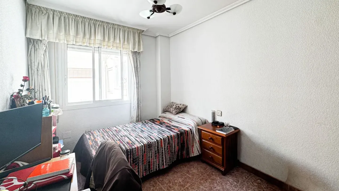 Spacious 4 Bedroom Apartment with Garage in Almería, Spain - Image 3