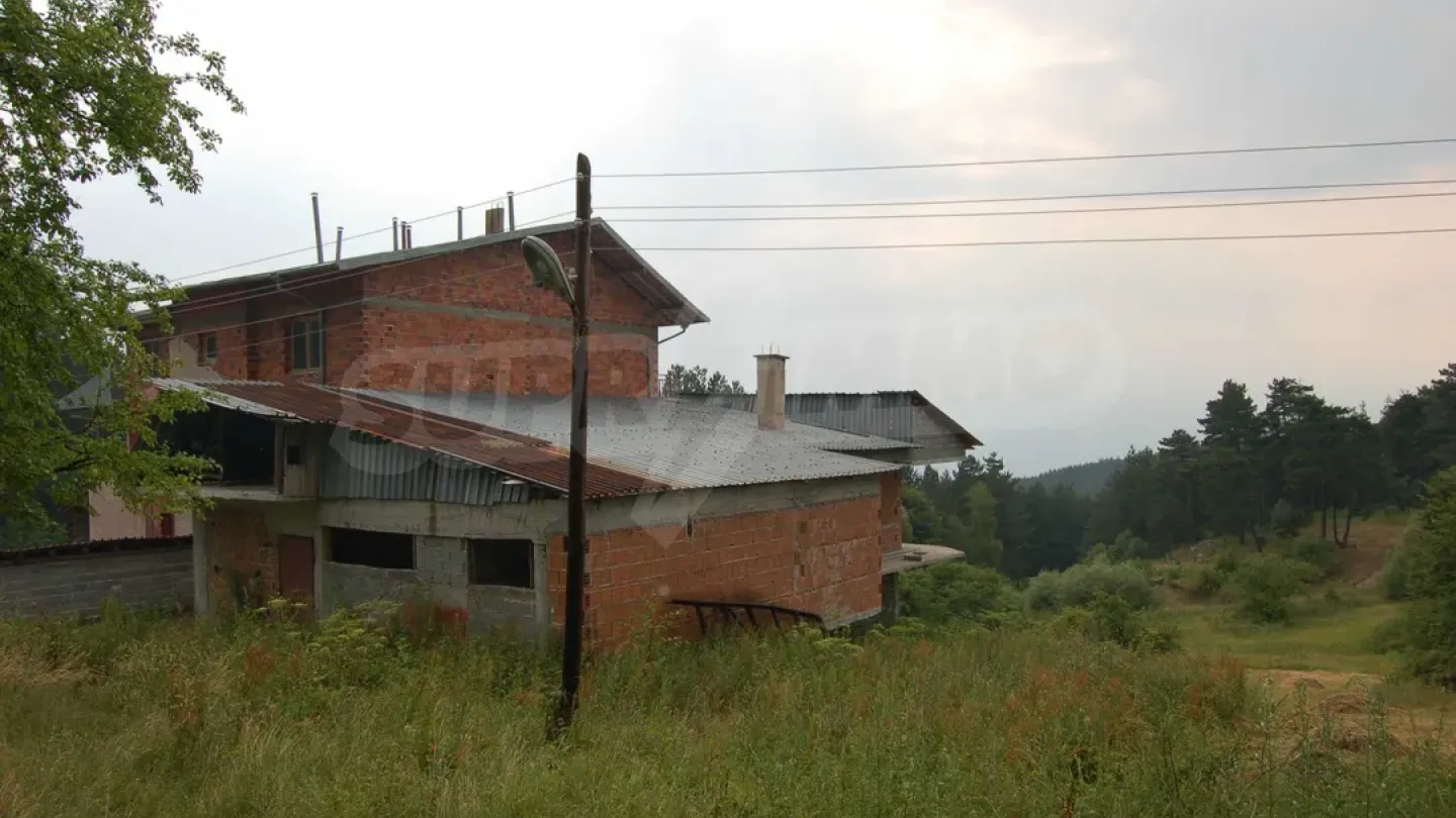 Spacious Villa with Mineral Springs and Building Potential in Pirin Mountain - Image 1