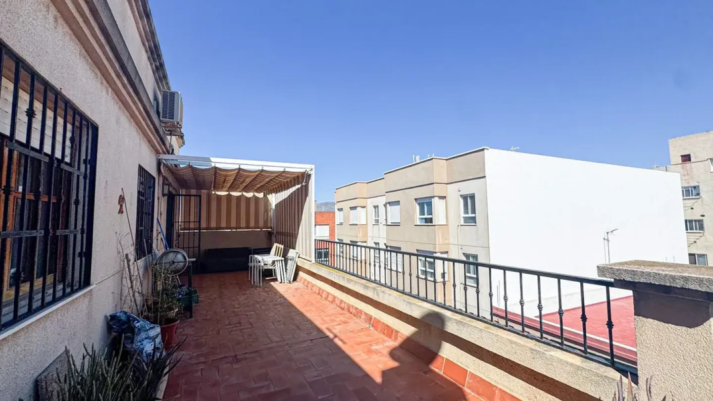 Spacious 4-Bedroom Apartment with Terrace - Los Molinos, Almería - Image 3