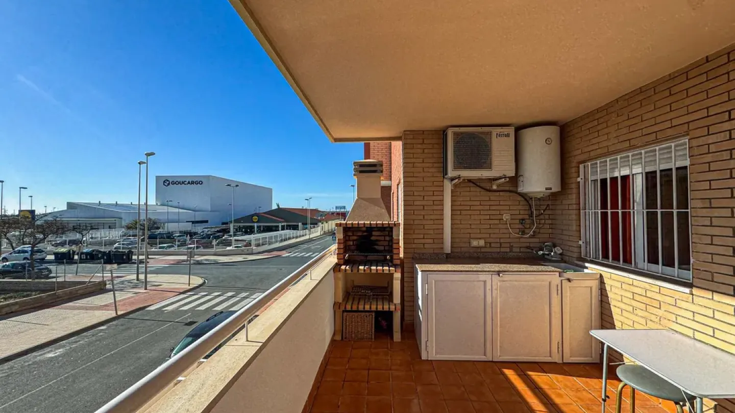 Spacious 3-Bedroom Apartment in Almería with Terrace & Garage - Image 1