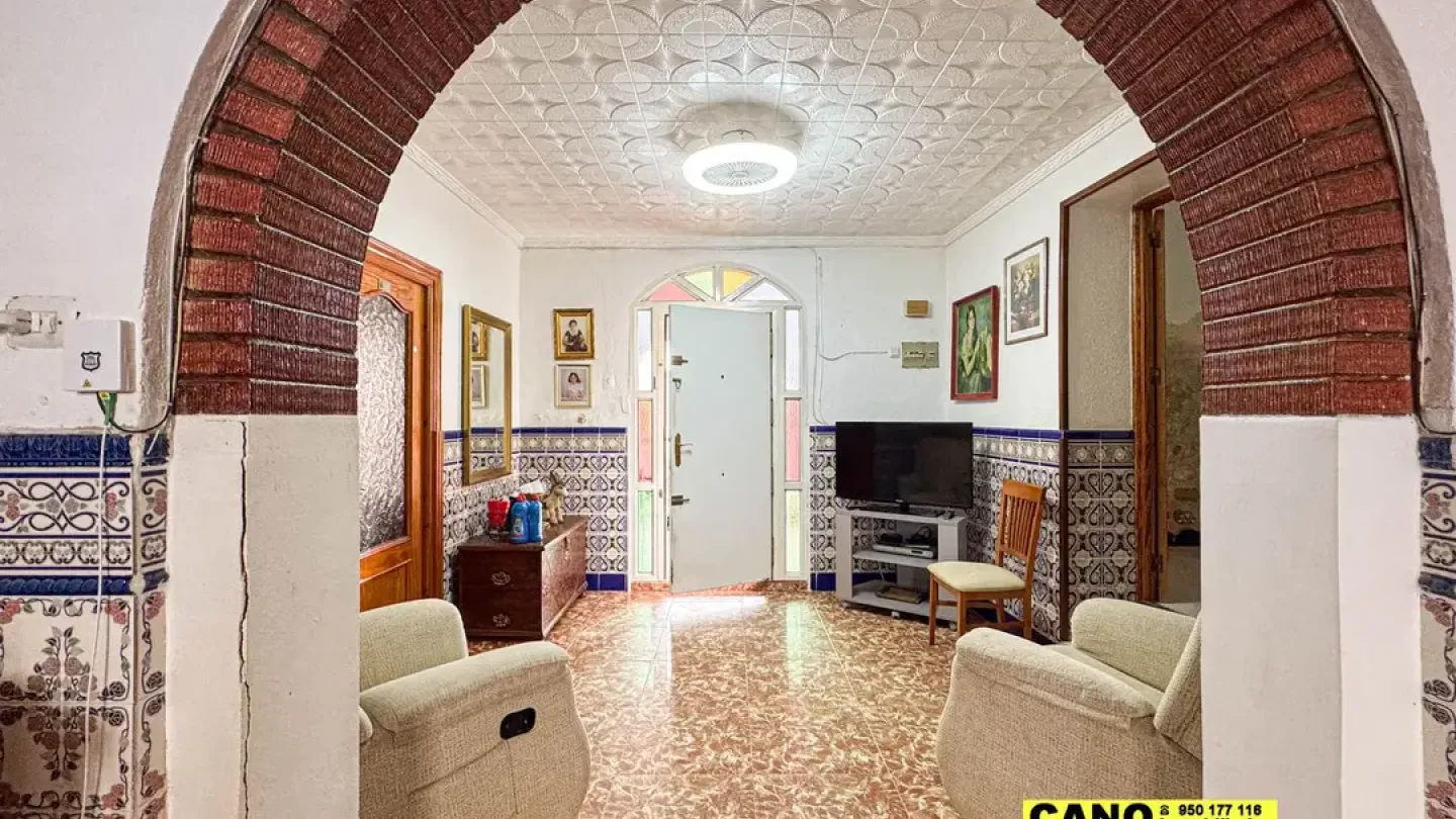 Spacious 4-Bedroom House in Viator with Porch and Garden for Sale - Image 3