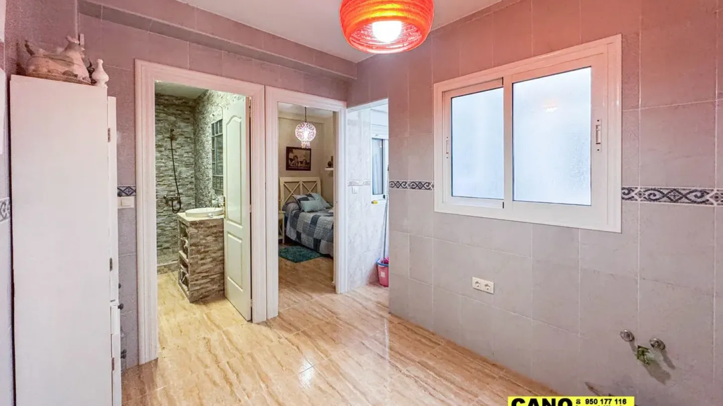 Spacious 2-Bedroom Apartment in the Heart of Almería, Spain - Image 5
