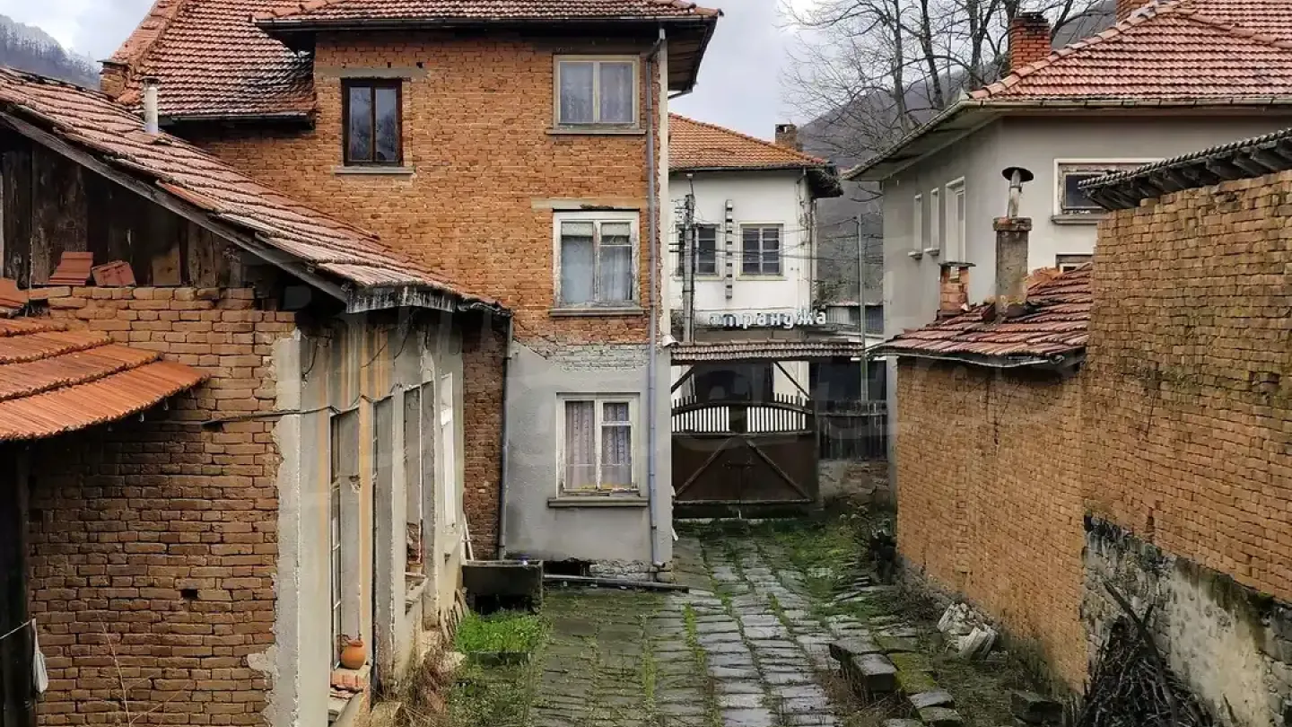 Oreshak Village: Spacious House with Garden – Investment Opportunity - Image 2