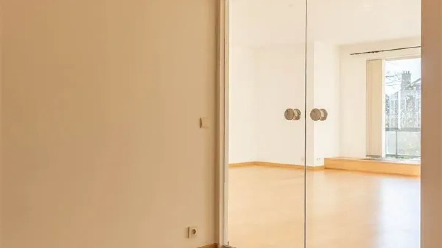 Spacious 3-Bedroom Apartment in Ukkel with Elevator & Parking - Image 2