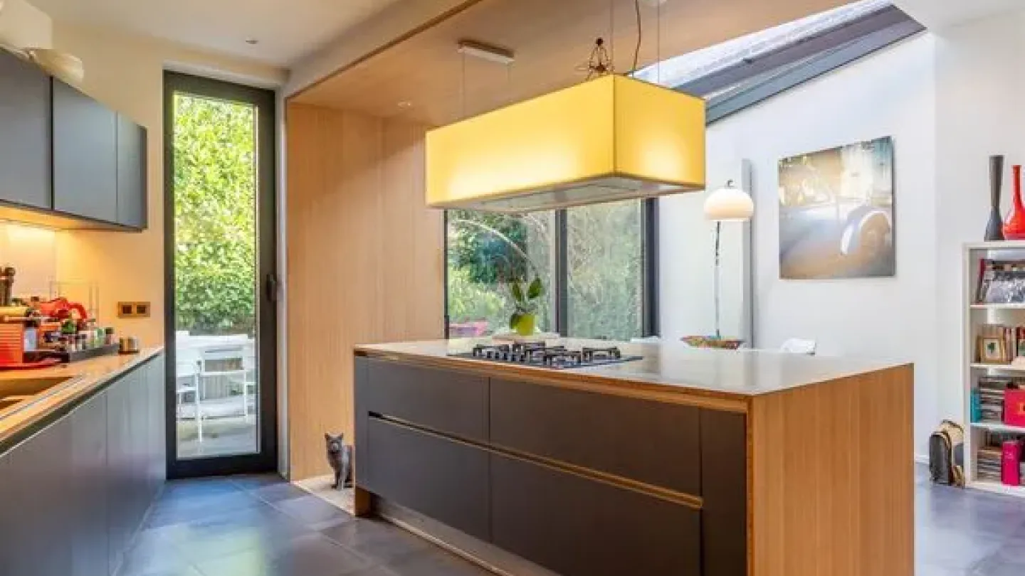Uccle Border Townhouse: Four Bedrooms, Authentic Charm & Heritage. - Image 2