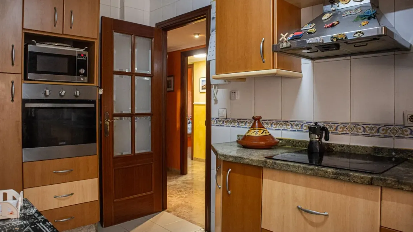 Spacious 4-Bedroom Apartment with Terrace in Las Salinas, Roquetas de Mar - Image 5
